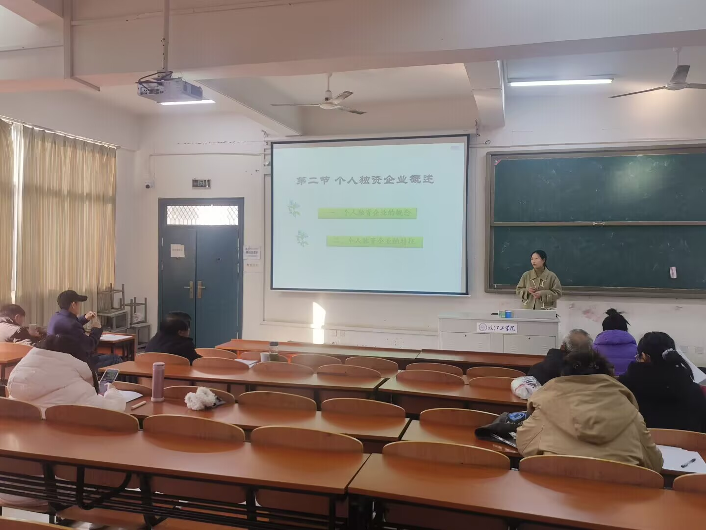 财经学院开展上新课和新上课教师试讲活动