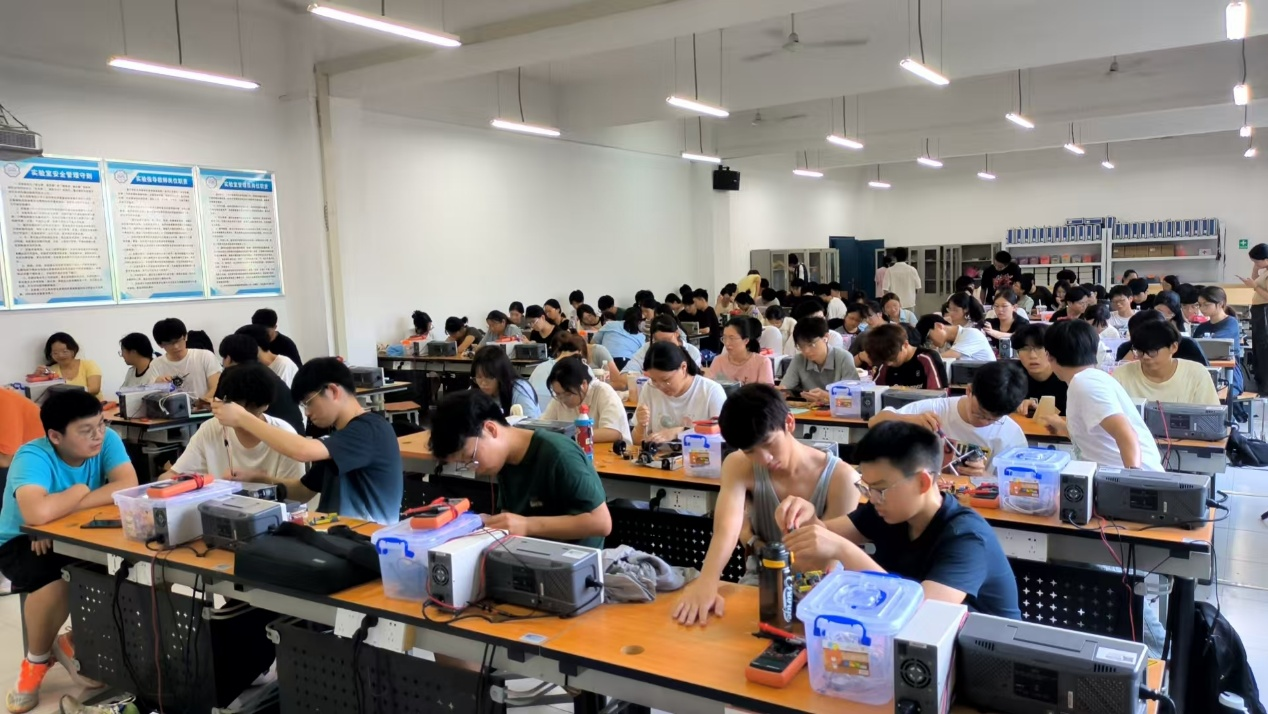 青春逐梦热土，创新点燃未来——皖江工学院暑期创新工程实践绘就育人成效新图景