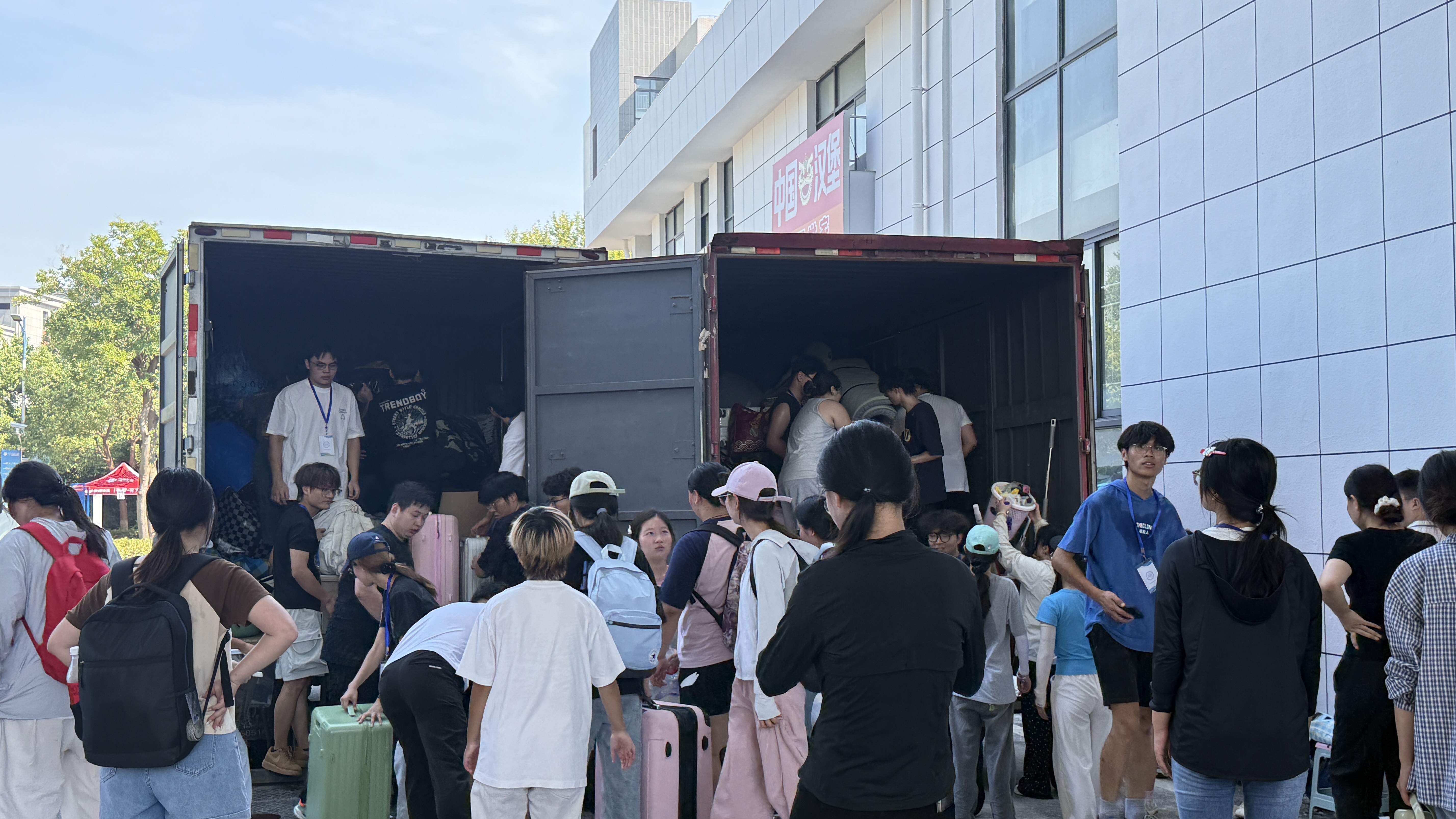 宿舍搬迁齐努力，携手开启新篇章——我校圆满完成两校区学生宿舍搬迁工作