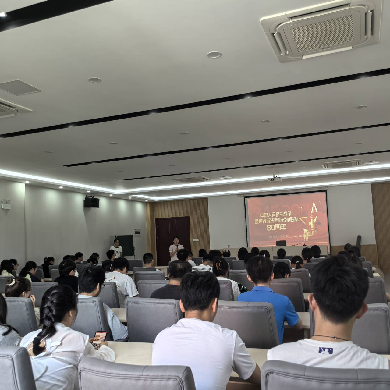 厚植家国情，怀砥砺强国之志——管理学院组织两校区师生观看纪念抗日战争战争胜利80周年大阅兵