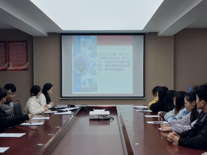 <strong>学习汇智谋发展 建言献策启新程 ——土木工程学院学生二支部开展主题党日活动</strong>