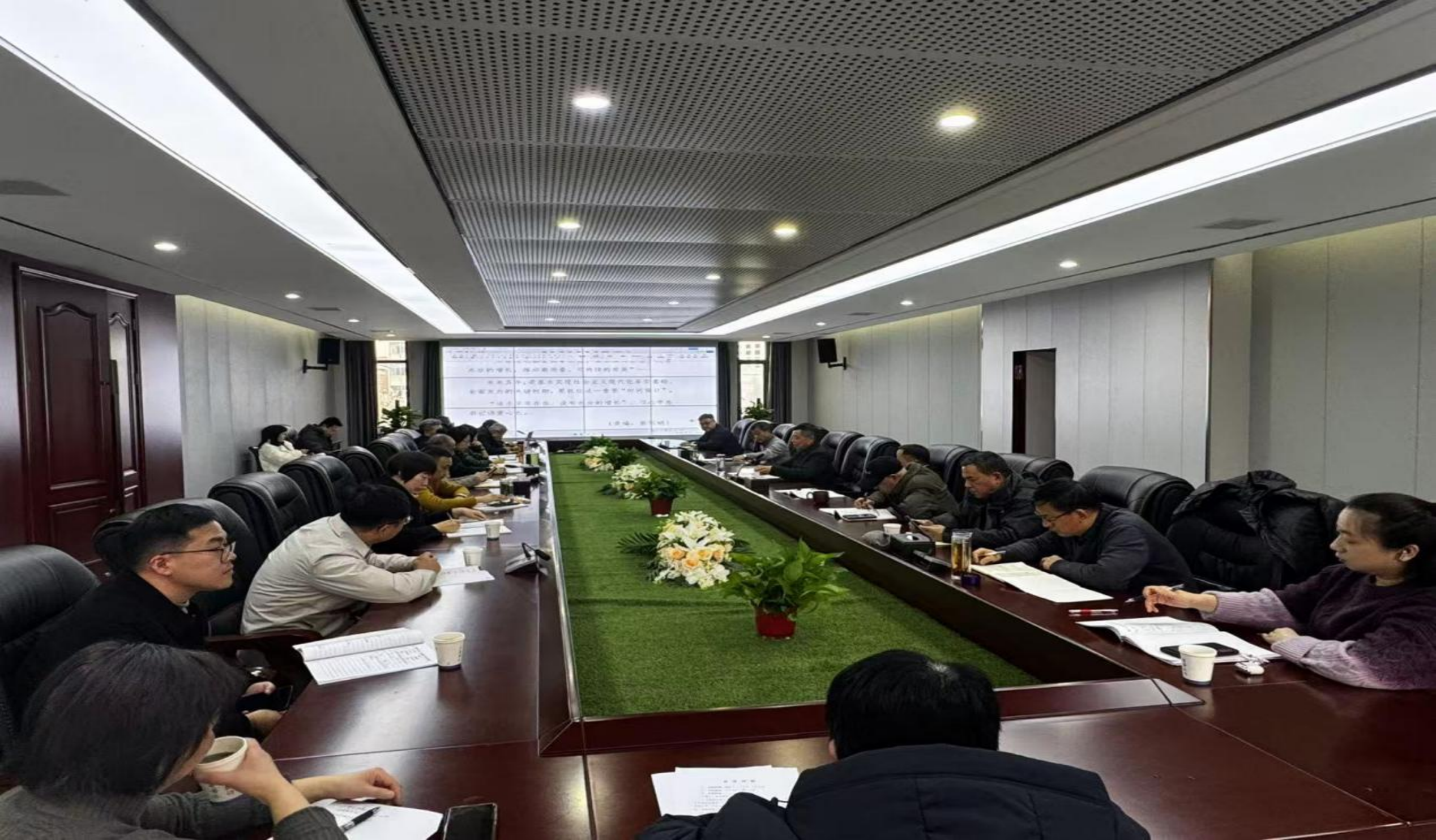 我校召开党委理论学习中心组学习会暨学校树立和践行正确政绩观学习教育动员部署会