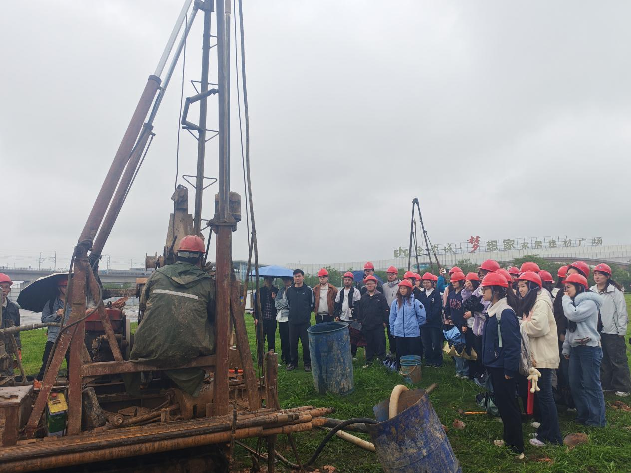 <strong>以实践促成长 以专业筑根基 ——土木与安全工程学院2022级地质工程专业赴勘察现场开展教学实践活动</strong>